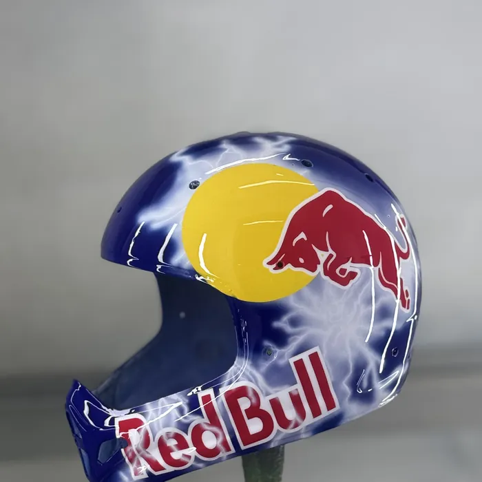 Capacete pintado com as cores da Red Bull