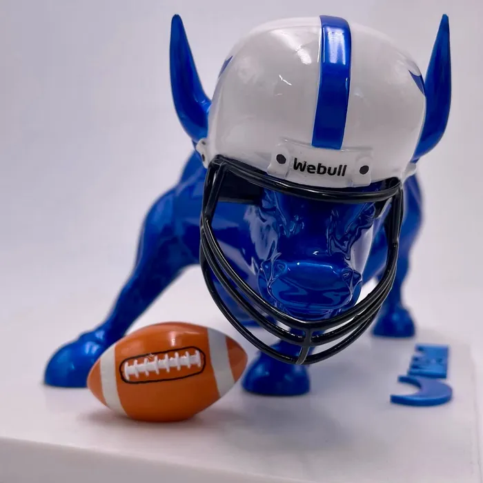 Escultura de touro azul com capacete de futebol americano