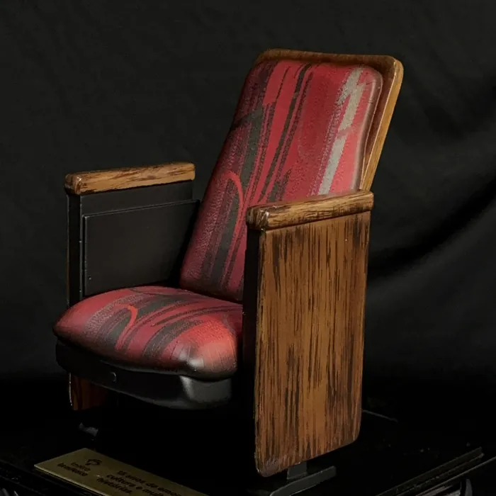 Miniatura de poltrona de cinema em vermelho e madeira